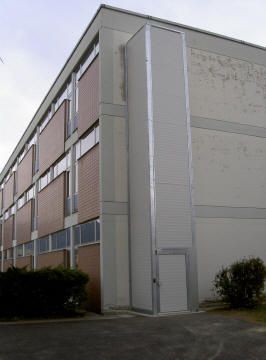 Hubgerät mit seitlicher Hubanlage an Gebäudeaussenseite